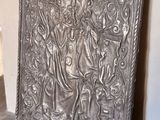 une vieille plaque métallique sur laquelle figure le portrait d'un homme et d'une femme
