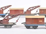 un ensemble de wagons de train miniature surmontés d'une grue