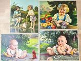 quatre photos d'enfants jouant avec des jouets par terre