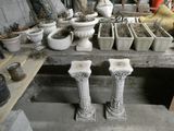 les nombreux pots et vases qui se trouvent sur la table