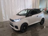 la photo d'une voiture blanche garée dans un garage