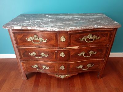 Commode Louis XV marqueté, à dessus de marbre (accident sur …