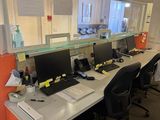 un bureau sur lequel se trouvent deux écrans d'ordinateur et un ordinateur portable