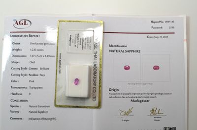 Un saphir "rose", facetté ovale, d'un poids de 1,23 cts, pro…