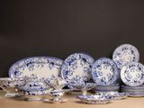 plusieurs assiettes et bols bleus et blancs posés sur une table