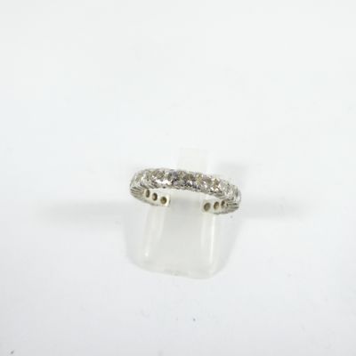gros plan d'une bague en diamant sur une surface blanche