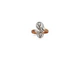 gros plan d'une bague en diamant sur fond blanc