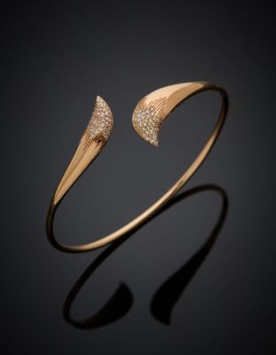 un bracelet manchette en or au design incurvé, serti de diamants en pavé