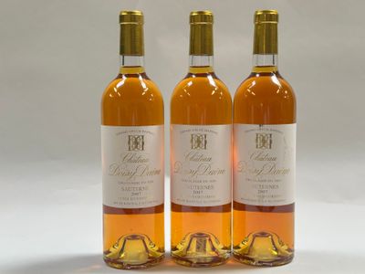 trois bouteilles de vin posées les unes à côté des autres sur une surface blanche