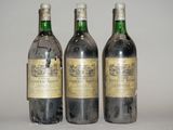 trois bouteilles de vin posées sur une table l'une à côté de l'autre