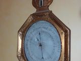 une horloge accrochée au mur de la pièce