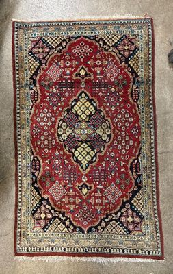 Petit tapis d'Orient en soie à décor géométrique stylisé - Photo 1