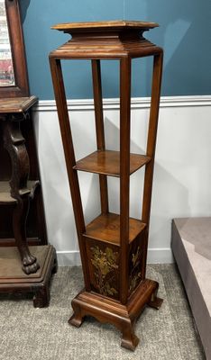 une grande étagère en bois surmontée d'une horloge