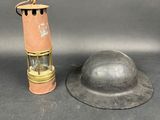 un chapeau et une lampe posés sur une table