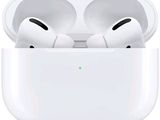 des AirPods blancs posés sur leur boîtier de recharge