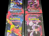 quatre paquets de cartes à collectionner Pokémon sur fond noir