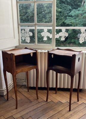 deux tables en bois placées l'une à côté de l'autre dans une pièce