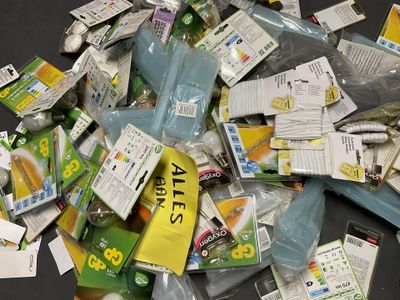 Lot de 115 articles de bazar - Photo 1