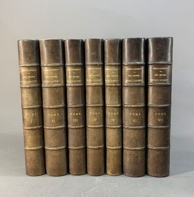 six livres anciens alignés sur une surface blanche