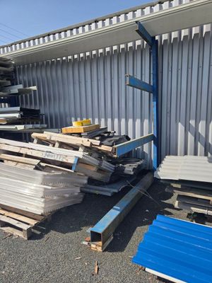 un gros tas de bois posé devant un bâtiment