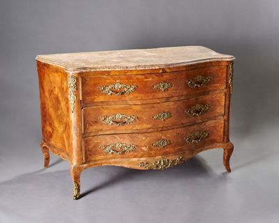 Importante et large commode en placage de palissandre, galbé…