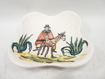 COUPE polylobée en faïence à décor polychrome d'un homme sur…