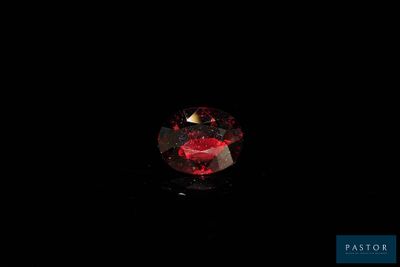 gros plan d'un diamant rouge sur une surface noire