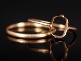 Gros plan sur une bague en or ornée d'un diamant
