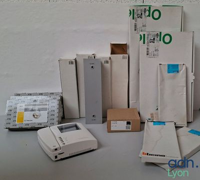 Lot d’accessoires électrique dont : Interphone, spots lumine…