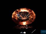 une image d'un diamant qui brille dans le noir
