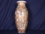 un grand vase posé sur une table