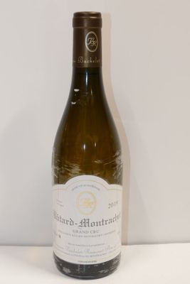 une bouteille de vin posée sur une table