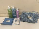 une photo d'une trousse de toilette contenant de nombreux articles de toilette
