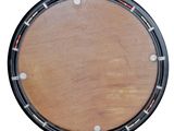 une horloge en bois avec un cadre noir