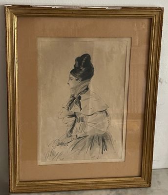 une vieille photo d'une femme en robe, assise devant un mur