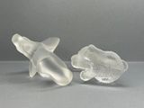 deux figurines en verre représentant un poisson et une fleur