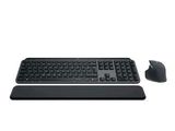 un clavier d'ordinateur et une souris sur fond blanc