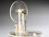 une petite maquette représentant une ampoule sur un pied