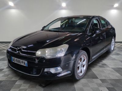 la photo d'une voiture noire sur un sol en damier