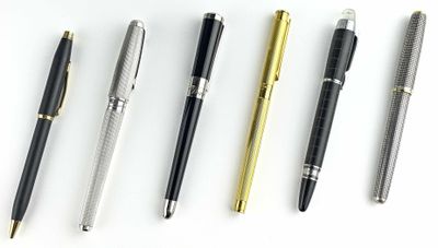 quatre types de stylos différents empilés les uns sur les autres