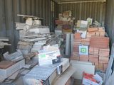 un gros tas de bois à l'arrière d'un camion