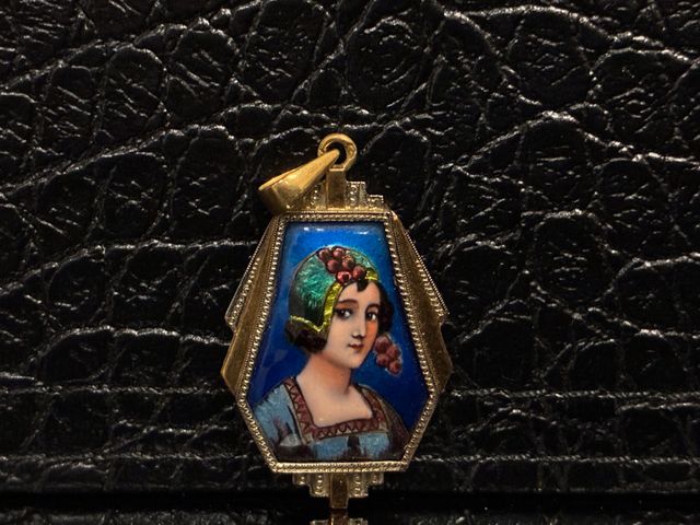 Pendentif en or 18 carats 750 millièmes à décor d’un émail « port...