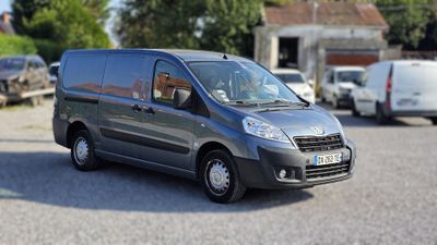 une camionnette argentée garée dans un parking