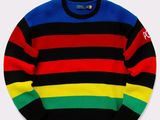un gros plan d'un pull coloré sur fond blanc