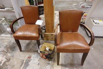 deux chaises assises l'une à côté de l'autre dans une pièce
