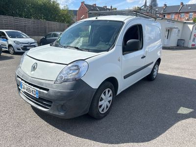 une camionnette blanche garée dans un parking à côté d'autres voitures