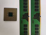 deux barrettes de mémoire RAM posées l'une à côté de l'autre sur une table
