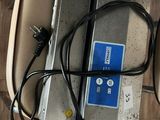 deux appareils électroniques posés sur une table