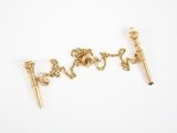 gros plan d'une paire de boucles d'oreilles en or sur une surface blanche