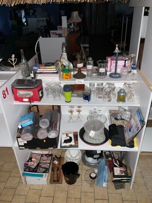 une étagère blanche sur laquelle sont posés de nombreux objets